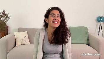 Sexy babe gets her groove on