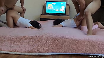 Hijastras y amiga compartidas por padrastros pervertidos secretos de la familia