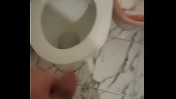 Волосатый горячий гей дрочит свой писюн на камеру