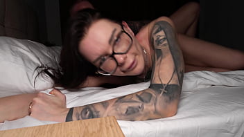 Tattooed nerdy babe loves to get shagged