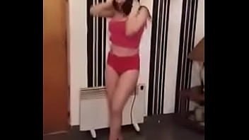 Pame moviendo el culo en tanga