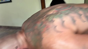 Casada flagrada dando pros amigos do marido