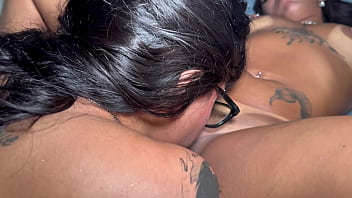 Baixinha gostosa me fez gozar esfregando a bucetinha na minha