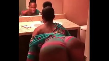 Sexy hairbun big booty cutie
