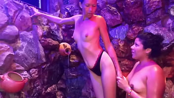 Me follo a mi cuñanda en la ducha a escodia de mi hermanastro