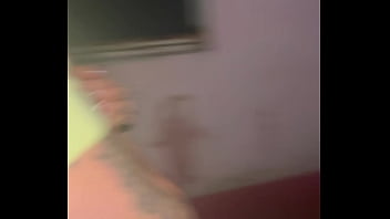 Nos metimos a una casa abandona con mi amigo y le terminé haciendo un rico oral