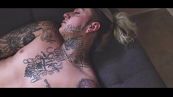 Mi hermanastra me descubre masturbandome y no duda en agarrarme la verga zactefolla