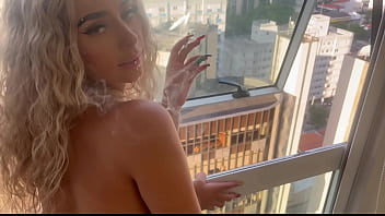 Após uma gravação profissional vi essa loira fumando e bateu o tesão tive que foder ela na pele e gozar na boca da putinha