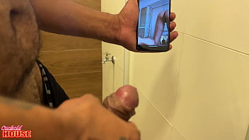 Milf safada faz vídeo chamada pro marido corno vê la num menage a trois