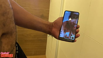 Milf safada faz vídeo chamada pro marido corno vê la num menage a trois