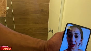 Milf safada faz vídeo chamada pro marido corno vê la num menage a trois