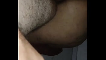 Morena casada puta arromba o seu cú guloso com comedor e corno assiste tudo