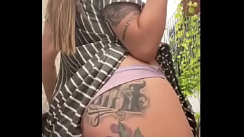 Me exibindo um pouco em quanto fumo um cigarro e espirro um pouco de leite