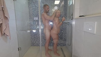 I surprise my stepsister in the shower and we end up fucking creampie big hairy pussy
