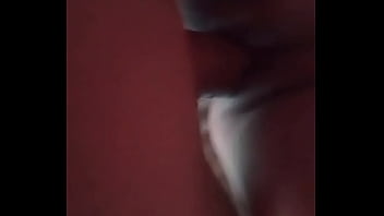 Hermosa y delgada morena de 18 años termina con el culo lleno de leche