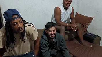 Meu primeiro gang bang dando pra 5 dotados no pelo