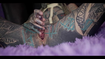 Anuskatzz wants extreme anal insertion to squirt