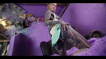 Anuskatzz wants extreme anal insertion to squirt