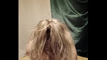 2025 09 15 esclave f tags se traine dans la pisse