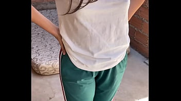 Colegiala pierde un reto y se desnuda en el patio del colegio es follada por su compañero de curso y graban un porno casero entre estudiantes completo en red