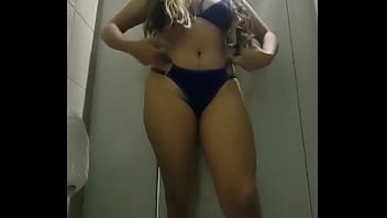 Se mete al baño del gym con lencería