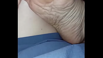 La pianta del piede di una milf