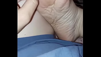 La pianta del piede di una milf