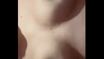 Tocandose las tetas mas que antes