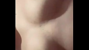 Tocandose las tetas mas que antes