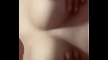 Tocandose las tetas mas que antes