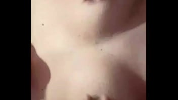 Tocandose las tetas mas que antes