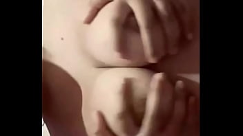 Tocandose las tetas mas que antes