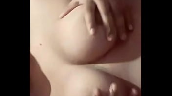 Tocandose las tetas mas que antes