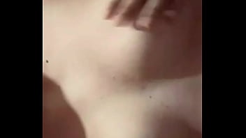 Tocandose las tetas mas que antes