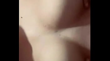 Tocandose las tetas mas que antes