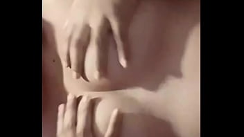 Tocandose las tetas mas que antes