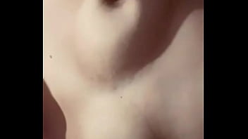 Tocandose las tetas mas que antes