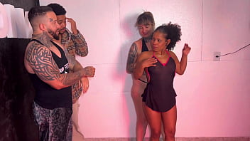 Fomos em uma bala e acabamos fazendo uma troca de casais ali mesmo em publico foi uma foda gostosa com as duas com a buceta molhada as pessoas vendo nos foder gostoso