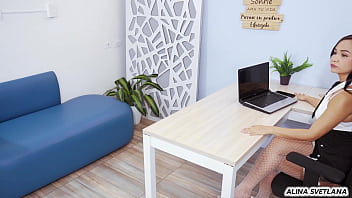 Mi jefa descubre que tengo una aventura en el trabajo y nos folla como correctivo