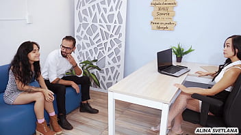 Mi jefa descubre que tengo una aventura en el trabajo y nos folla como correctivo