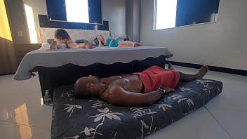 Chupou minha buceta e meu cu lubrificando pra poder merter o pau grosso