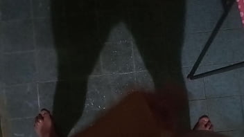 Jugando con mi verga bañándome