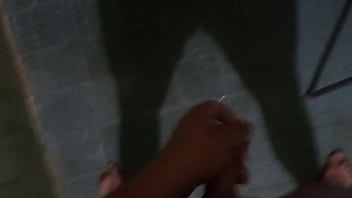 Jugando con mi verga bañándome