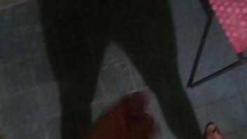 Jugando con mi verga bañándome