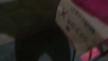 Jugando con mi verga bañándome