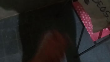 Jugando con mi verga bañándome