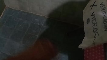 Jugando con mi verga bañándome