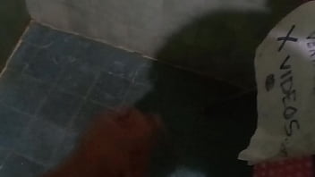 Jugando con mi verga bañándome
