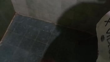 Jugando con mi verga bañándome