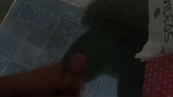 Jugando con mi verga bañándome